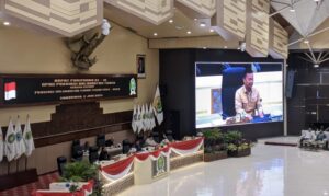 Anggota DPRD Kaltim Baharuddin Demmu dalam rapat paripurna DPRD Kaltim, Senin 2 Juni 2025 (dok: ali/katakaltim)