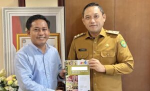 Wagub Kaltim, Seno Aji (kanan) bersama pengurus Jaringan Suara Nusantara (JSN) Kaltim, Habibi (kanan) usai berdiskusi soal lomba Vlog potensi desa (dok: Ca/katakaltim)