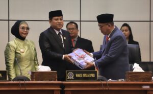 Anggota DPRD Bontang, Sem Nalpa Mario Guling (tengah) bersama Wakil Ketua DPRD Bontang, Maming (kanan) dan Wali Kota Bontang, Neni Moerniaeni (kiri) dalam rapat paripurna, Senin 2 Juni 2024 (dok: Humas DPRD Bontang)
