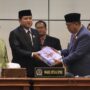 Anggota DPRD Bontang, Sem Nalpa Mario Guling (tengah) bersama Wakil Ketua DPRD Bontang, Maming (kanan) dan Wali Kota Bontang, Neni Moerniaeni (kiri) dalam rapat paripurna, Senin 2 Juni 2024 (dok: Humas DPRD Bontang)