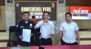 Polresta Balikpapan gelar konferensi pers terkait pengancaman menggunakan senjata tajam jenis badik, Senin 2 Juni 2025 (Dok: han/katakaltim)