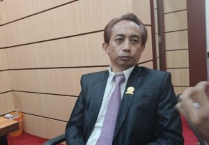 Ketua Komisi B DPRD Kota Bontang, Rustam, saat ditemui di Kantor DPRD, Sekambing, Bontang Lestari, Senin 2 Juni 2025 (dok: yub/katakaltim)