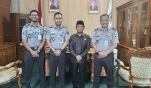 Ketua DPRD Kutai Timur, Jimmi, menerima kunjungan silaturahmi jajaran Lapas Kelas IIA Bontang, Senin 2 Juni 2025. (Dok: ain/katakaltim)