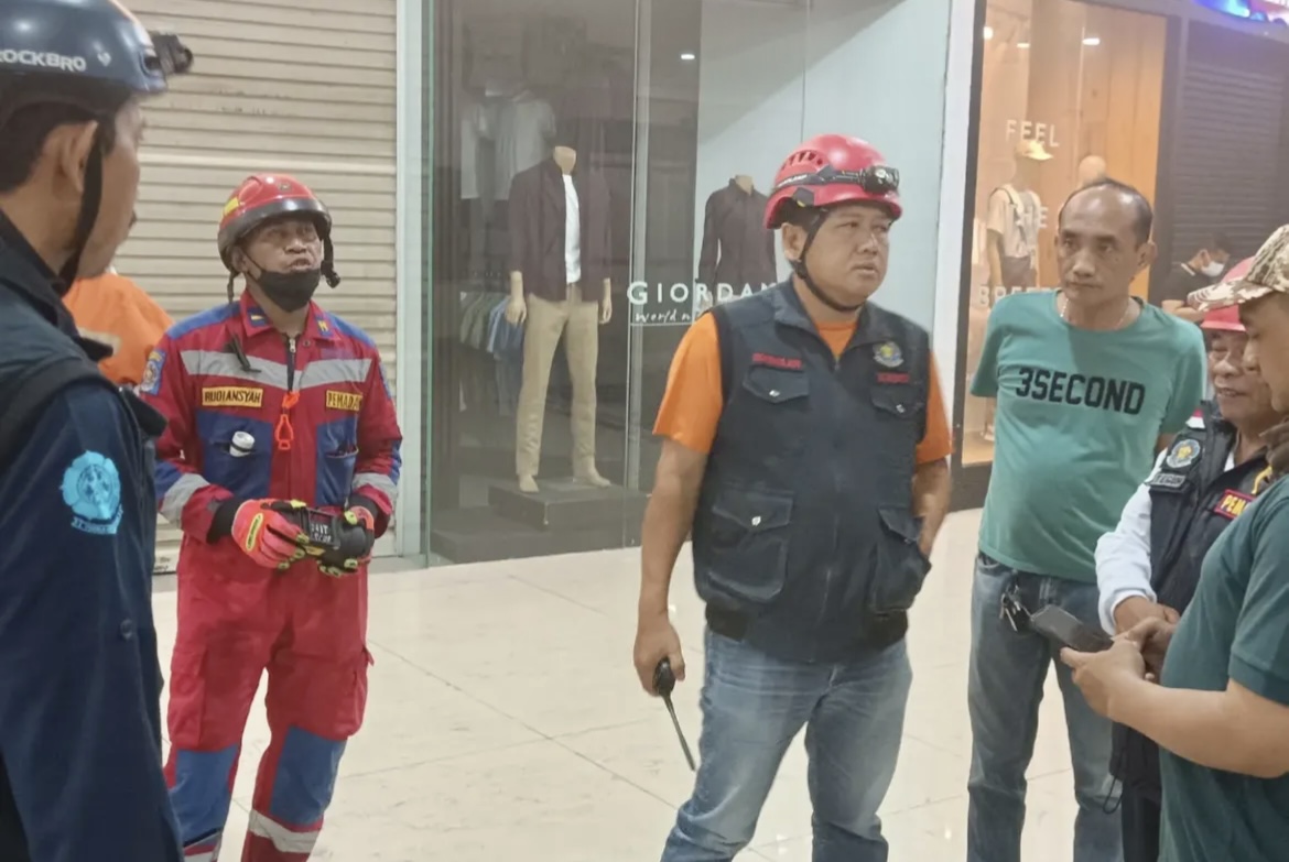 Kepala Dinas Pamadam Kebakaran dan Penyelamatan (Disdamkarmat) Samarinda, Hendra AH bersama para relawan di lokasi kebakaran, Big Mall (dok: Damkarmat Samarinda)