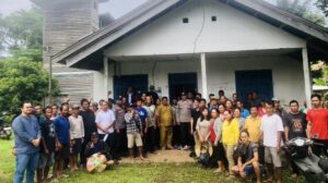Warga Intu Lingau saat berkunjung ke rumah Petinggi Kampung bersama perwakilan Polisi sektor Intu Lingau (dok: Hadi/katakaltim)