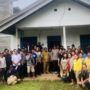 Warga Intu Lingau saat berkunjung ke rumah Petinggi Kampung bersama pihak kepolisian (dok: Hadi/katakaltim)