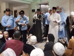 Gubernur Kaltim, Rudy Mas’ud, bersama Wali Kota Balikpapan Rahmad Mas'ud menyempatkan diri mengunjungi jamaah haji Kloter I Asal Kota Balikpapan di Hotel Al Baith Al Mansoury, Selasa (3/6/2025) pagi waktu Arab Saudi. (Dok: jemaah haji)