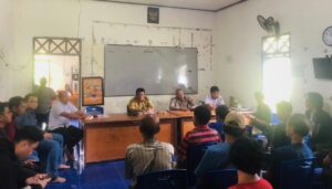 Warga Intu Lingau, Kubar, bertemu dengan petinggi Kampung, Senin 2 Juni 2025 (dok: hadi/katakaltim)