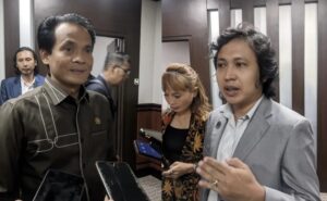Ketua Badan Kehormatan (BK) DPRD Kaltim, Subandi (kiri), dan Perwakilan Bubuhan Advokat, Fajriannur saat ditemui di Kantor DPRD Kaltim, Senin 2 Juni 2025 (dok: Ali/katakaltim)