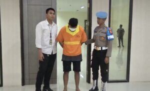 DAS (26), pelaku Eksibisionisme atau gangguan seksual digelandang ke Polresta Balikpapan, Senin 2 Juni 2025 (dok: han/katakaltim)