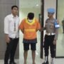 DAS (26), pelaku Eksibisionisme atau gangguan seksual digelandang ke Polresta Balikpapan, Senin 2 Juni 2025 (dok: han/katakaltim)