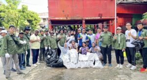 DLH Balikpapan menggelar Aksi Bersih Sampah Plastik yang dilaksanakan di RT 69, Kelurahan Gunung Sari Ilir (Kampung Bungas), Kecamatan Balikpapan Tengah Rabu (4/6/2025). (Dok: hlm/katakaltim)