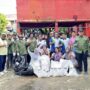 DLH Balikpapan menggelar Aksi Bersih Sampah Plastik yang dilaksanakan di RT 69, Kelurahan Gunung Sari Ilir (Kampung Bungas), Kecamatan Balikpapan Tengah Rabu (4/6/2025). (Dok: hlm/katakaltim)
