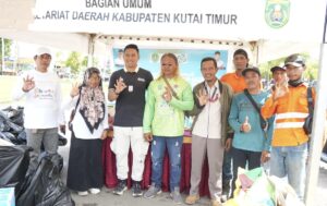 Anggota DPRD Kutim Pandi Widiarto (tiga dari kiri) bersama pihak terkait memperingati Hari Lingkungan Hidup Sedunia, Kamis 5 Juni 2025. (Dok. Cca/katakaltim)