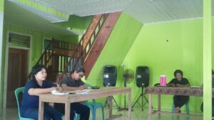 Kepala Adat Keliwai Ibu Monikaligit, saat melakukan pertemuan bersama warga di Kantor Petinggi Adat Keliwai. (Dok: Hadi/katakaltim)