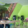Kepala Adat Keliwai Ibu Monikaligit, saat melakukan pertemuan bersama warga di Kantor Petinggi Adat Keliwai. (Dok: Hadi/katakaltim)