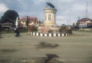 Jalan Naras Guna terletak di Kelurahan Simpang Raya, Kecamatan Barong Tongkok, Kutai Barat mengalami kerusakan. (dok: Akbar/katakaltim)