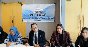 Kuasa hukum Keluarga Korban Penembakan, Agus Amri (jas hitam) bersama ibu korban (kerudung biru) saat gelar konferensi pers, Senin 9 Juni 2025 di Samarinda (dok: Ali/katakaltim)