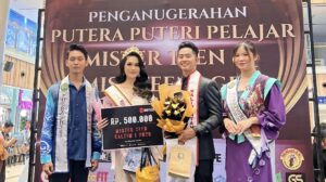 Pemuda asal Kabupaten Kutai Timur (Kutim) Muhamad Alfarizi Edytia (dua dari kanan) siap melangkah ke panggung nasional Mister Teen Indonesia pada November mendatang di Jakarta (dok: pribadi)