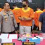 Kapolresta Balikpapan, Kombes Pol Anton Firmanto didampingi Kasat Narkoba Polresta Balikpapan AKP Bangkit Dananjaya saat memperlihatkan barang bukti narkoba, Selasa (10/6/2025). (Dok: han/katakaltim)
