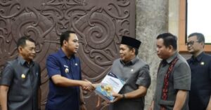 Frederick Edwin dan Ketua DPRD Kubar saat berjabat tangan usai gelaran Musrenbang RPJMD. (Dok: Humas Kominfo Kubar)