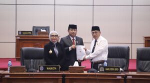 Ketua Fraksi Gerindra DPRD Bontang, Sem Nalpa Mario Guling (tengah) saat menyerahkan pandangan fraksi Gerindra ke Wakil Ketua DPRD Bontang, Maming (kanan) dan kepada Wali Kota Bontang, Neni Moerniaeni (kiri), Selasa 10 Juni 2025 di DPRD Kota Bontang (dok: agu/katakaltim)