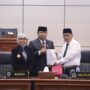 Ketua Fraksi Gerindra DPRD Bontang, Sem Nalpa Mario Guling (tengah) saat menyerahkan pandangan fraksi Gerindra ke Wakil Ketua DPRD Bontang, Maming (kanan) dan kepada Wali Kota Bontang, Neni Moerniaeni (kiri), Selasa 10 Juni 2025 di DPRD Kota Bontang (dok: agu/katakaltim)
