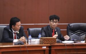 Ketua Fraksi PDI Perjuangan DPRD Bontang, Winardi (kanan) saat menyampaikan pandangan fraksi dalam rapat bersama Pemkot Bontang, Selasa 10 Juni 2025 (dok: Humas DPRD Bontang)