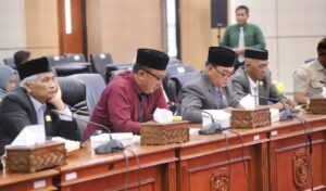 Sekretaris Fraksi PKB DPRD Kota Bontang, Bonnie Sukardi (baju merah) saat menyampaikan pandangan fraksi PKB dalam rapat bersama Pemkot, Selasa 10 Juni 2025 (dok: Humas DPRD Bontang)