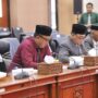 Sekretaris Fraksi PKB DPRD Kota Bontang, Bonnie Sukardi (baju merah) saat menyampaikan pandangan fraksi PKB dalam rapat bersama Pemkot, Selasa 10 Juni 2025 (dok: Humas DPRD Bontang)
