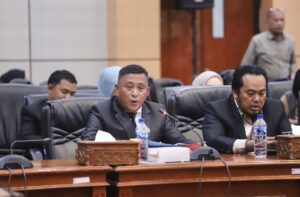Sekretaris Fraksi PKS bersama NasDem DPRD Bontang, Muhammad Sahib (kiri), saat menyampaikan pandangan Fraksi tentang Raperda pertanggungjawaban APBD Tahun 2024 (dok: Humas DPRD Bontang)