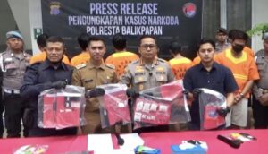 Kapolresta Balikpapan, Kombes Pol Anton Firmanto saat memperlihatkan barang bukti kejahatan narkoba sepanjang Januari-juni 2025, Selasa (10/6/2025). (Dok: han/katakaltim)