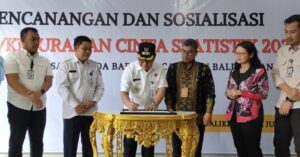 Wakil Wali Kota Balikpapan Bagus Susetyo, menandatangani plakat menandai resminya pencanangan Program Desa Cinta Statistik (Cantik) tahun 2025 di Kelurahan Gunung Samarinda Baru, Balikpapan Utara, Rabu (11/6/2025). (Dok: han/katakaltim)