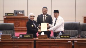 Anggota Fraksi Golkar DPRD Kota Bontang, Alfin Rausan Fikry (tengah) saat menyerahkan salinan pandangan fraksi soal pertanggungjawaban APBD tahun 2024 (dok: Humas DPRD Bontang)
