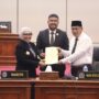 Anggota Fraksi Golkar DPRD Kota Bontang, Alfin Rausan Fikry (tengah) saat menyerahkan salinan pandangan fraksi soal pertanggungjawaban APBD tahun 2024 (dok: Humas DPRD Bontang)