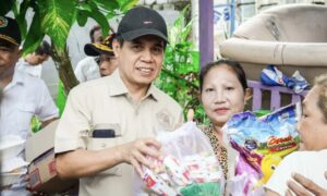 Ketua DPRD Kota Samarinda bersama sejumlah pihak menyalurkan bantuan kepada korban banjir di Bengkuring, Kamis 29 Mei 2024. (Dok: pribadi)