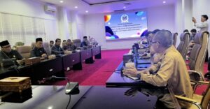 Anggota DPRD Bontang menggelar rapat gabungan membahas kejelasan status Mahasiswa Trunajaya, Senin 16 Juni 2025, di Kantor DPRD Bontang. (Dok: agu/katakaltim)
