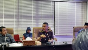 Anggota DPRD Bontang, Muhammad Sahib, saat menyampaikan pendapatnya dalam rapat gabungan bersama Pemkot mengenai status Mahasiswa Trunajaya (dok: Agu:katakaltim)
