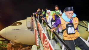 Jemaah Haji tahun 2025 kloter pertama tiba di Bandar Udara Internasional Sultan Aji Muhammad Sulaiman (SAMS) Sepinggan Balikpapan, Senin 16 Juni 2025, malam. (Dok: han/katakaltim)