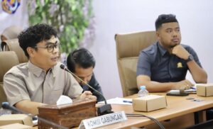 Anggota DPRD Kota Bontang, Winardi, saat menyampaikan pendapatnya tentang pembangunan pabrik Soda Ash dalam rapat gabungan bersama pengusaha lokal dan pihak perusahaan, Senin 16 Juni 2025 (dok: Rivaldi/Humas DPRD Bontang)