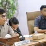 Anggota DPRD Kota Bontang, Winardi, saat menyampaikan pendapatnya tentang pembangunan pabrik Soda Ash dalam rapat gabungan bersama pengusaha lokal dan pihak perusahaan, Senin 16 Juni 2025 (dok: Rivaldi/Humas DPRD Bontang)