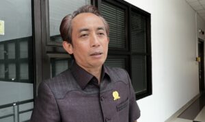 Ketua Komisi B DPRD Bontang, Rustam, saat ditemui di Bontang Lestari, Senin 16 Juni 2025 (dok: agu/katakaltim)
