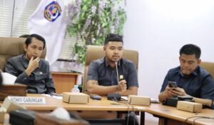 Anggota DPRD Kota Bontang, Alfin Rausan Fikry (tengah) dalam rapat gabungan bersama perusahaan dan pengusaha lokal, Senin 16 Juni 2025 (dok: Rivaldi/Humas DPRD Bontang)