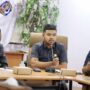 Anggota DPRD Kota Bontang, Alfin Rausan Fikry (tengah) dalam rapat gabungan bersama perusahaan dan pengusaha lokal, Senin 16 Juni 2025 (dok: Rivaldi/Humas DPRD Bontang)