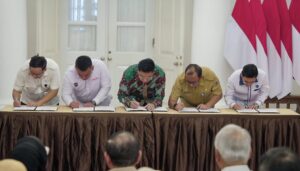Otorita IKN melalui Badan Usaha Otorita (BUO), PT Bina Karya (Persero), menandatangani nota kesepahaman (MoU) dengan sejumlah Badan Usaha Milik Daerah (BUMD) dan Badan Layanan Umum Daerah (BLUD) Pemerintah Provinsi DKI Jakarta. (Dok: OIKN)