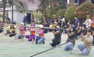 Lomba menyumpit berlangsung meriah di lapangan basket Kampus Unikarta, Tenggarong, Senin, 16 Juni 2025. (Dok: Pemkab Kukar)