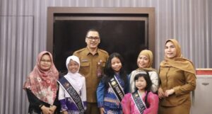 Kepala Dinas Komunikasi dan Informatika Kalimantan Timur (Diskominfo Kaltim) Muhammad Faisal, menerima kunjungan Puteri Kebudayaan Cilik Kaltim Tahun 2025 di ruang kerjanya, Senin 16 Juni 2025. (Dok: Diskominfo Kaltim)
