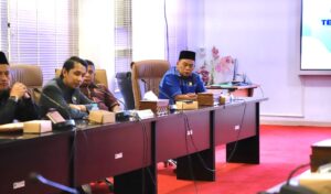 Anggota DPRD Kota Bontang, Sumardi (kanan) dalam rapat bersama Pemkot dan Mahasiswa Unijaya, Senin 16 Juni 2025 (dok: agu/katakaltim)