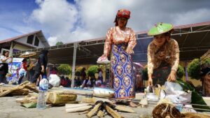 Badan Eksekutif Mahasiswa (BEM) Fakultas Ilmu Sosial dan Ilmu Politik (FISIP) Universitas Kutai Kartanegara (UNIKARTA) menggelar Festival Nasi Bekepor ke-6. Berlangsung di halaman Kampus UNIKARTA di Jalan Gunung Kombeng, Tenggarong pada hari Senin, 16 Juni 2025.(dok: Muh. Firza/Tenaga Ahli Peliputan Pemkap Kukar)