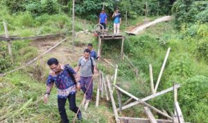 Anggota DPRD Kota Samarinda saat meninjau langsung situasi jembatan di Kawasan Sumur Batu, Jalan Damai (dok: pribadi)